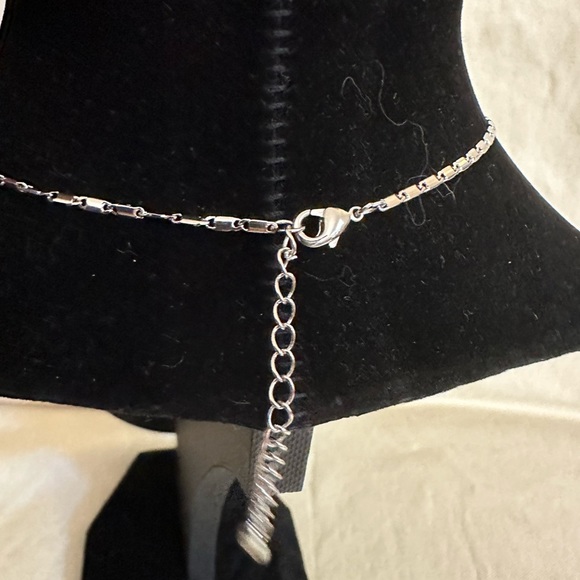 NIB Beautiful costume necklace - Picture 2 of 2